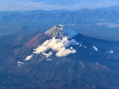 言わずもがな、日本を象徴する霊峰富士も。
富士山の高い部分はもう既に白粉を纏っていますね。
過去に何度も機窓から富士山の写真は撮っているけど、それでも近くを通過する時は何枚も撮っちゃう私。

みなさんはどうですか？