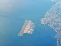 そうこうしている内に既に知多半島上空です。
地形や町の規模で現在地を知るより空港の形状等で現在地を知る…（苦笑）
まぁセントレアは簡単ですよね。