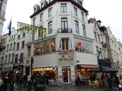 グラン・プラスへ向かう通り沿いで