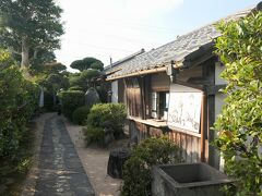 菊屋横丁を南へ進むと、高杉晋作誕生地がある。
1839年(天保10年)に長州藩士・高杉小忠太の長男として生まれた高杉晋作は、明倫館から松下村塾に入り、幕末長州藩の尊王攘夷志士として活躍した。
奇兵隊など諸隊を創設し、長州藩を倒幕に方向付けた人物。
