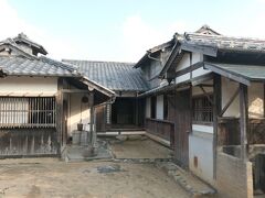 生まれてから江戸に出るまでの約20年間、木戸孝允はこの木造瓦葺の家で過ごした。
その間、明倫館で吉田松陰から兵学を学んだ。