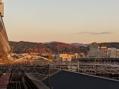 JR京都駅の2階通路から。夕陽を浴びる東山。嵐山に向かう嵯峨野線からも美しい夕陽が見えました。