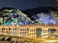 花灯路を代表する景色、ライトアップされた嵐山と渡月橋。渡月橋の上と竹林の小径が一番混雑していました。