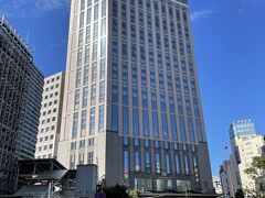 神奈川県横浜市「横浜」駅西口『Yokohama Bay Sheraton Hotel And Towers』

『横浜ベイシェラトン ホテル＆タワーズ』の外観の写真。

今日はこちらのホテルではなく『ハイアット リージェンシー 横浜』
に宿泊します。

以前、『横浜ベイシェラトンホテル＆タワーズ』の
「クラブジュニアスイート（71㎡）」に宿泊した際のブログは、
以下をご覧下さい↓

<『横浜ベイシェラトンホテル＆タワーズ』クラブフロア宿泊記 ①
2018年3月30日に「ラグジュアリーフロア」が新しくなったり＆
昨年既に完成した高層階「シェラトンクラブフロア」、
【シェラトンクラブラウンジ】はSPGメンバーにも好評！
フードプレゼンテーション（オールデイスナック時）の
フード＆ドリンク>

https://4travel.jp/travelogue/11360217

<『横浜ベイシェラトンホテル＆タワーズ』クラブフロア宿泊記 ②
「クラブプレミアムキング（46㎡）」から「クラブジュニアスイート
（71㎡）」に無料アップグレード☆彡 バスアメニティも新しく♪
『横浜ベイシェラトンホテル＆タワーズ』のおすすめの眺望、
横浜ベイブリッジ＆みなとみらい方面のベイエリアビュー！>

https://4travel.jp/travelogue/11363244

<『横浜ベイシェラトンホテル＆タワーズ』クラブフロア宿泊記 ③
夜景を見ながらアルコールをいただくために
【シェラトンクラブラウンジ】のイブニングオードブル＆
カクテルアワーへ♪ ディナータイムのフードプレゼンテーションの
食事＆飲み物、【シェラトンスポーツクラブ】、
『横浜ベイクォーター』のNEWレストラン>

https://4travel.jp/travelogue/11369810

<『横浜ベイシェラトンホテル＆タワーズ』クラブフロア宿泊記 ④
【シェラトンクラブラウンジ】＆オールデイブッフェ【コンパス】の
朝食、『横浜ベイシェラトン』のプール＆ジャグジー＆サウナ、
ジェジュンのコンサートに行く前に横浜をブラブラ♪
大人気の【Urth Caffe（アースカフェ）】のストロベリーボバッフルを
いただきます♪>

https://4travel.jp/travelogue/11381629