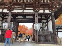 さて、最初から食べてばかりで・・・
やっと門を入ります。
石山寺。
福徳、縁結びのお寺。
雄大な硅灰石の上に747年創建されました。
