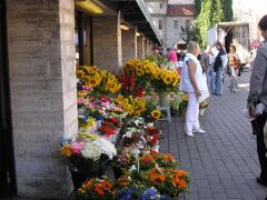 1㎞ぐらいしかないんですけどヴィル門までバスで移動。
奥に見えているヴィル門から向こうが旧市街。門の手前は花屋がずらり。