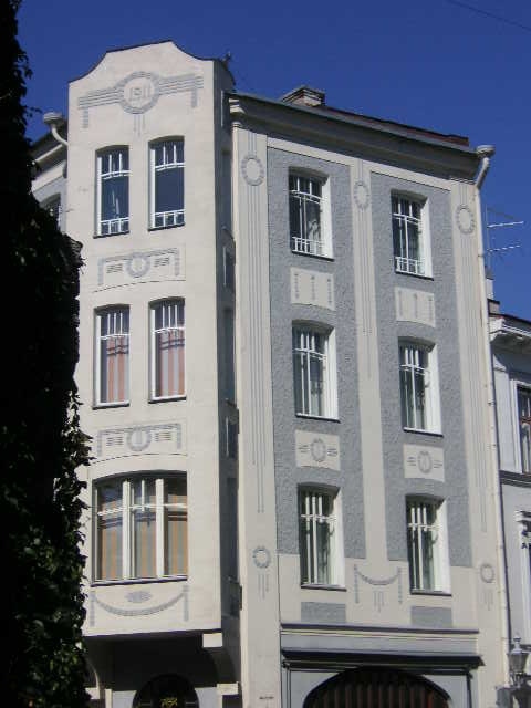 ヴィル門の脇にあったちょっとステキな建物♪<br />正面てっぺんには1911の文字。1911年にできたんですね。ちょっと幾何学模様のアールヌーボーかな。<br />Viru tänav 19<br />