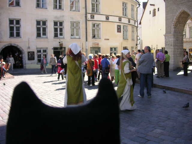 旧市庁舎のあるラエコヤ広場に来たら何やら民族衣装を着たヒトが。「中世」らしいんですけど、ドイツ占領時代と言っていた気も。う～む。中世っていつ…？