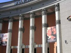 正面に回ると、ん～このポスターは映画？
調べたらSõprusという映画館で、できたのはソ連時代。1945年5月7日にソビエト政府が映画館を作る、という政策を決定し、1950年にFriedrich Wendachによって設計されオープンしたのは1955年。
独立後の1995年に赤字でカジノやらバーが入る娯楽施設になり、現在では映画館に戻っているようです。
へ～、ソ連時代のものだったのかあ。