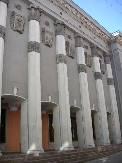 ちょっと柱がギリシャ神殿風？　新しい建物にも見えるけど、何だろう…？　気になる。