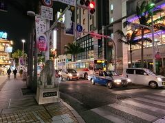 食後、夜の国際通りをお散歩。大半の店は時間的に閉まっていました。