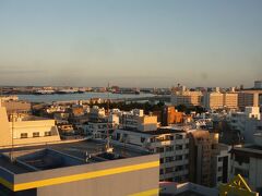 朝が遅い那覇の街に朝陽が差し込みます～、

部屋の窓からは那覇港が美しく観えます。