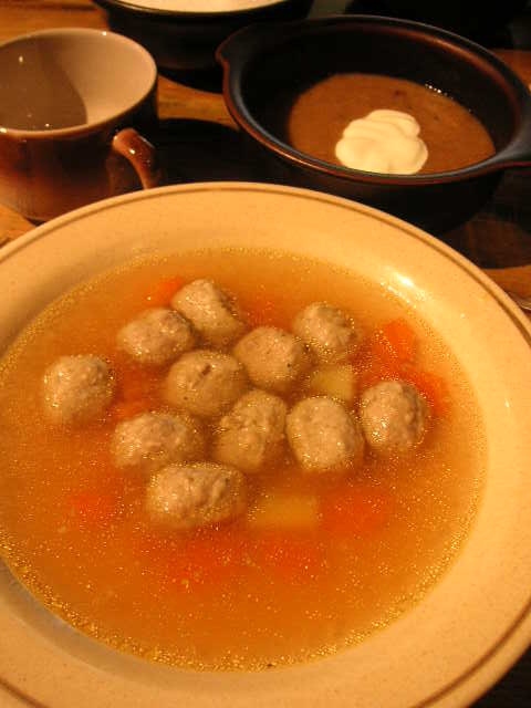 茅葺屋根の建物の一つがレストランです。<br />こちらは前菜の肉団子スープ。<br />奥に写っているのはデザートで、ミュースリーの親戚かなあ、という感じでシナモン味。白いヨーグルトが上にトッピングされてます。これ、kamaというヨーグルトと穀物のデザートだったのかも。最初からテーブルに出てたんですけど、これはロシア式らしい。<br />メインはちょっと焦げた感じの白身魚のグリルでした。