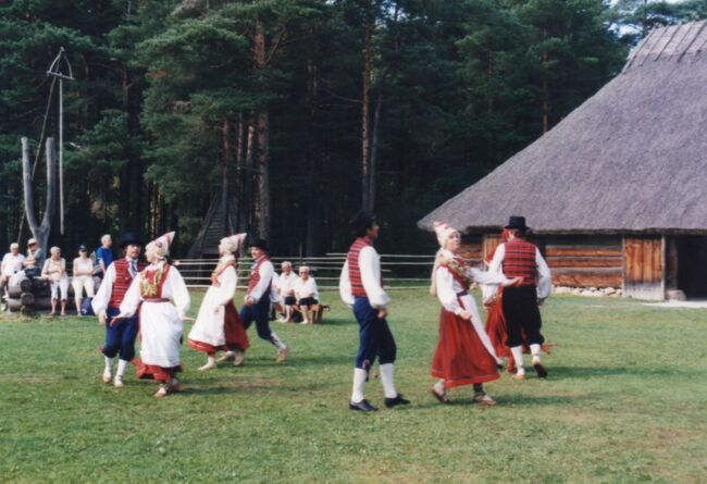 ちょっと広くなったところでは民族衣装でダンスの実演。左奥に観光客がわらわらといたので、団体さん向けのパフォーマンス？