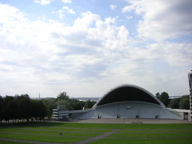 旧市街を挟んで反対の東側郊外にある歌の原へ。<br />え～っと、屋外ステージなんですかね。エストニアというのは合唱が盛んな国なんだそうで。<br />イベント時にはこのだだっ広いところがヒトであふれるなんてちょ～っと想像がつかないなあ。