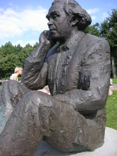 芝生のところはゆる～い斜面になっていて観客の一人として有名な作曲家（たぶん）がおるのでした。