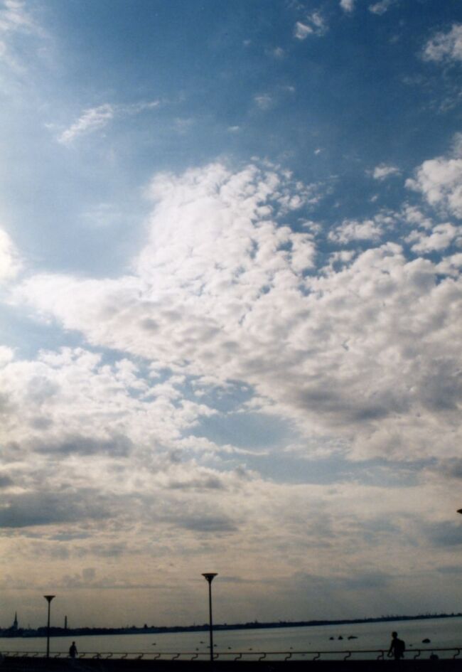 旧市街へ戻る途中の海岸で一休み。時刻は午後4時過ぎ。まだまだ陽は高く…。<br />雲の具合とかいいソラだ～。
