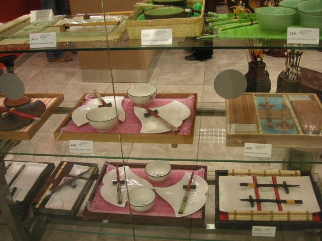 4時半過ぎに市内で解散し、ちょこっとフリータイム。<br />あまり調べてなかったので郵便局とショッピングセンターをウロウロ。和食ブームだったのかなあ。こんなイチョウ形のお皿とお箸のセットなんてのが売られておりました。<br />本屋をのぞいたら、ベストセラー第一位はエストニア－英語辞書でした。ほ～