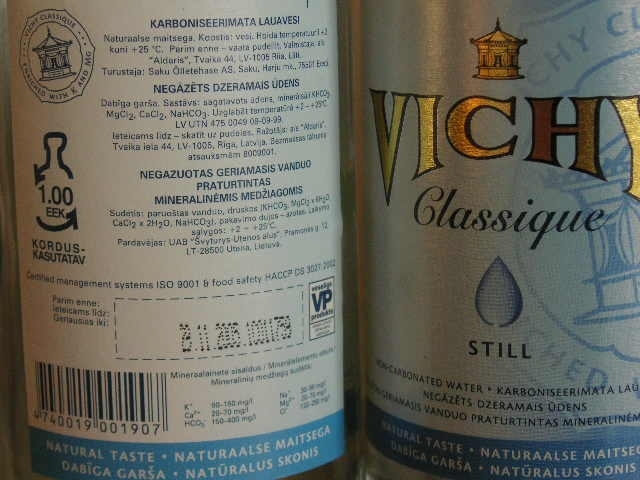 もう一つお店で気になったのがびん容器。<br />これは水なんですけど、左側の裏側のラベルにびんの形と矢印を組み合わせたマークと1.00EEKの文字。どうやらこれは返却したら1EEK返しますよ、ということなんじゃないかな。ペットボトルには0.50EEKとあったし。<br />すご～い、進んでる！と思ったんですけど、今もやってるんだろ～か。はて