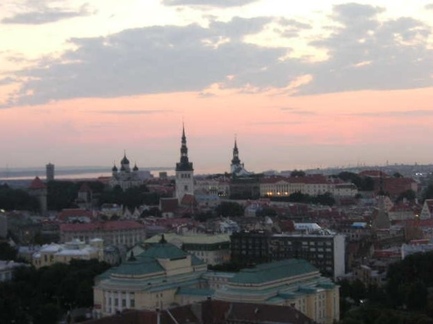 ごはんの後でホテルの24階にあるオープンエアーのバーというかカフェ？へ。手前はご近所のエストニア劇場だ。あ、昼に行ったアレクサンドルネフスキー教会の玉ねぎも見える～。<br />しばし、暮れなずむタリンの街を堪能。ぼ～っとした～。<br />この明るさで午後9時過ぎ。北欧の夏だ～。