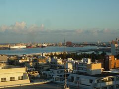 今朝も窓から那覇港の朝焼けが綺麗に観えます～、

本当に良い眺めなので毎日観れたらそれだけで今日は一日好い気分でしょうね！。