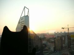 タリンの日の出は8月下旬で6時半過ぎ。
ん～目の前の銀行のビルがじゃま～～。
こちらのホテル、モーニングコールが自動音声ではなく、ヒトの声でした。ちょっとドキドキしちゃいますね。エストニア語でお返事したいと思うものの、とっさに出てくるのは「さんきゅー」…。