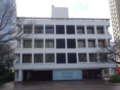 NHK放送博物館（愛宕山の隣にあります。）放送の歴史が学べ、旧放送施設です。
(月休10:00-無料です。)(放送の歴史100年の展示があります。)3Fヒストリーゾーン(１～８のラジオ・TVの歴史の展示等）2F（放送体験・スタジ・）1F（放送歴史絵図) で殆どが撮影禁止です。
