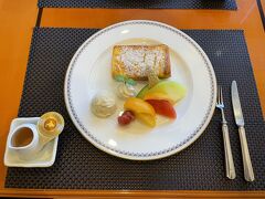ホテルオークラ特製のフレンチトーストの写真。

フルーツとホイップクリームが添えられています。
『The Okura Tokyo』のフレンチトーストは
何も付いていない代わりに2枚です。