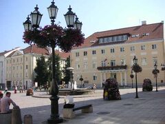 タルトゥの市内観光はこちらの噴水があるラエコヤ広場から。ラエコヤは市庁舎の意味なので、市庁舎広場。タリンと同じ名前だ。
タルトゥは大学の街だそうで、当時の人口の２割が学生。で、この時期はまだ学生は夏休みでちょっとヒトが少なかったらしい。