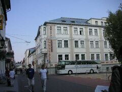 大学の中も見たりして、3時半にはこちらの正面のホテルへ。
さすがにこんなに陽が高いのにホテルにいるのはもったいない！ので街歩きへ。まあ、部屋が隣りの建物viewでつまんないこともあるんですけど。