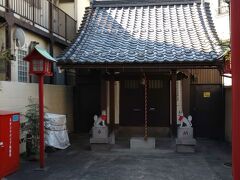 住宅地にひっそりあります。八兵衛稲荷神社。江戸時代にこの地に住んでいた八兵衛が失火を悔いて以来、火の用心の活動に熱心だったことから、彼の死後ここを稲荷神社としたそうです。