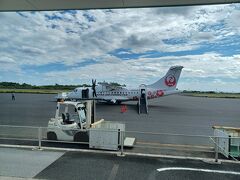 原付返してバスに乗って沖永良部空港に着きました
またこの小型プロペラ機で那覇に戻ります