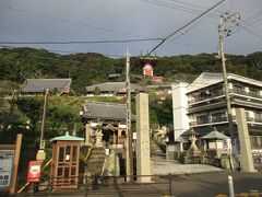 日和佐駅前からものの10分程度で、薬王寺の山門に到着。