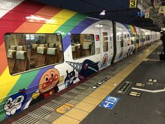 岡山駅でアンパンマン列車発見。新幹線乗るまで時間があったので近くまでダッシュ
