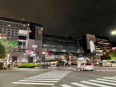 JR「京都」駅烏丸中央口

『フォーシーズンズホテル京都』から「夕食を何処で食べようかな？」
とお店を探しながら付近を歩いていたのですが、周囲に飲食店が
多くなくて夕食難民状態になってしまいました（焦）。

なんと『フォーシーズンズホテル京都』からJR「京都」駅まで
約40分も歩いてきました。
もちろんこの付近にはたくさん飲食店があります。
そこで見つけたのが・・・