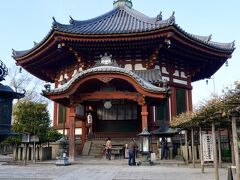 まず、最初に迎えてくれるのは南円堂です。
813年の創建で現在は1789年に再建されたものです。
中には、国宝の不空羂索観音菩薩座像を本尊として、四天王立像などが安置されています。

また、混む前に御朱印をいただきました。