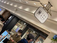 横浜ポルタの「ごはんすすむ」で晩御飯。

本当は赤レンガ倉庫のクリスマスマーケットとか、中華街とか考えていたんだけど、カミさんがもう歩くの無理だと言うし、ホテルのレストランの様な、かしこまった所いやだと言うので一膳飯屋を選択。
