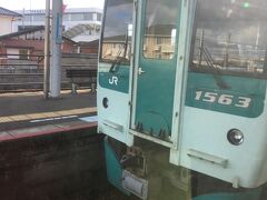 阿南駅。上り列車の徳島駅行きとすれ違い。