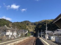 由岐駅。向こう側トンネル上に急峻な段々畑。