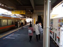 草薙駅まで
ここでレンタカーを借ります。
静岡駅の隣の隣のこの駅は
非常に綺麗な駅です。