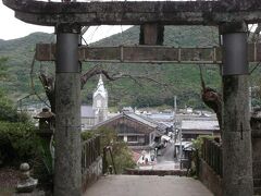 崎津諏訪神社境内より眺めるこのアングルだと、鳥居の中に教会。

これもバスガイドさんに教えてもらいました。