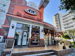 まず朝食にA&W那覇金城店へ。私は初A&W！
国際通りの入口にある店舗が一番近かったのですが駐車場が無く、この店舗は駐車場があって尚且つ空いているとのことで、ちょっと走ってこっちに来ました！