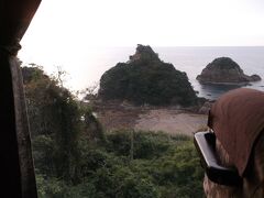 車窓から妙見浦。
角度によっては、手前の島が象のように見えるらしいです。