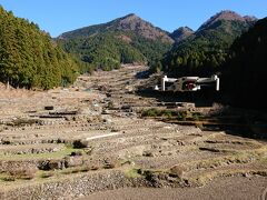 場所移動

約1時間のドライブ
ところどころ狭くて
対向車が来ませんようにと
願いながら走りましたが
木々の葉が落ち
冬景色ですね