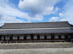 次に訪ねたのは、新居関所。江戸時代に東海道で重要な関所でした。前回は、気賀関所を訪ねたので今日はこちらにしました。何か、気賀関所より小さい気がしますが、当時は今切関所との名称で1600年に設置され、100年間幕府直轄の関所でした。過去、地震によって場所を2回変えていて、この建物は安政大地震のあと再建された(1858年までに)もので、国内で現存する唯一の関所建物です。