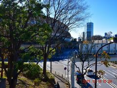 『東京体育館』の前を通り、外苑橋を渡ると・・・