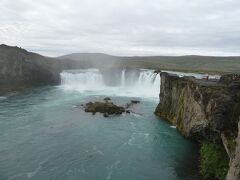 午前８時４０分頃にゴーザフォスに到着。アイスランドで４番目に大きい川であるスキャゥルファンダフリョゥト川流域にゴーザフォスはある。中央にそびえ立つ岩によって滝は二つに分けられ、ほぼ対称の形で流れ落ちる美しい滝。