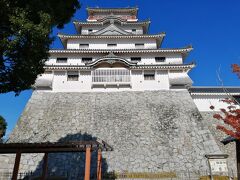 唐津城の天守台は最近積みなおされたようです。
石垣から生えた蔓が石垣を変形させていたようです。
そんな凶悪な蔓や石垣の裏の様子については天守閣内にパネルで詳しく説明されています。