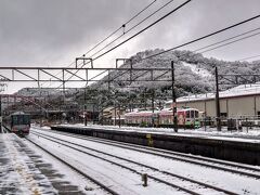 彦根駅に到着しました(^^)

雪が想像以上に積もっているわぁw草w