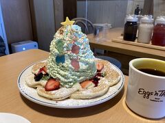 オーダーしたのはパンケーキ ‘ホノルルクリスマス’

ピスタチオのホイップクリームでクリスマスツリー！

1人じゃ食べきれない

テーブルのメープル、ココナツ、グァバのシロップを楽しむ余力はあまり残らなかったが、これでもかというほどのホイップクリームを堪能して大満足